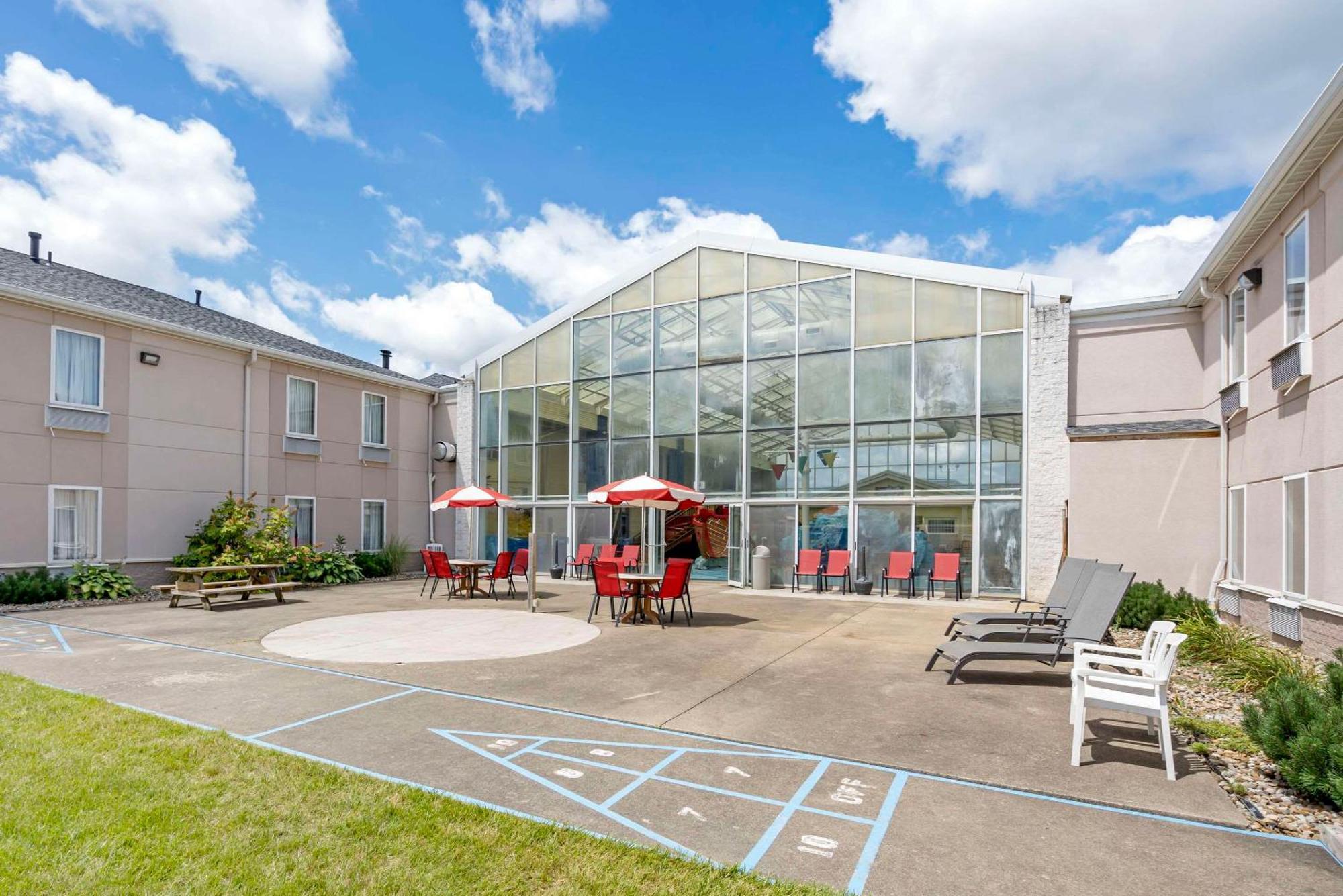 Comfort Inn Splash Harbor Bellville Exterior photo
